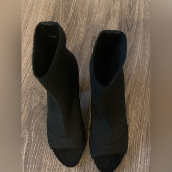 Kenneth Cole New York, Women's Dahvi Peep-Toe Ankle Booties, 6.5,Like New,No Box - Picture 5 of 15